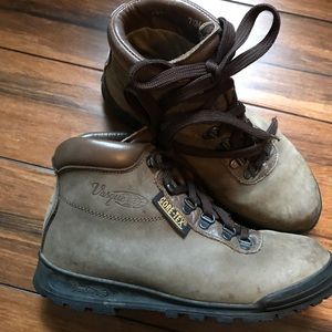 Vintage women’s Vasque Sundowner hiking boots
